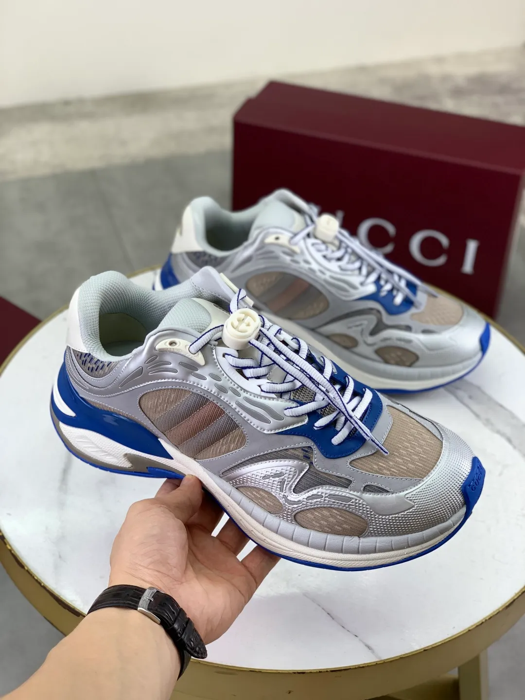 Men's shoes 💰P980 new style 💰 Gucci, couple style, women's style will be released later, new 2.0 futuristic sneakers‼ ️A pair of subversive sneakers is here. Gucci 2.0, a full series of 4 colors with key investment, smart silhouette: slightly curved forefoot design, you can clearly feel the propulsion when commuting and trotting, and it can enhance the sense of line extension when paired with wide-leg pants or cycling pants. EVA thick soles not only have a comfortable height-increasing effect, but also reduce weight (it actually lasts 3 hours of shopping without tiring your feet!) Highlight moments for lazy people: 2. Just choose it for airport wear! You can take them off in seconds after passing the security check (you can put them on as soon as you lift the heel strap), because the shoes come with a sliding buckle, so no need! ! Tie your shoes. Really achieve the sense of relaxation that goes with you. Size: Female 35-40 Male 39-45